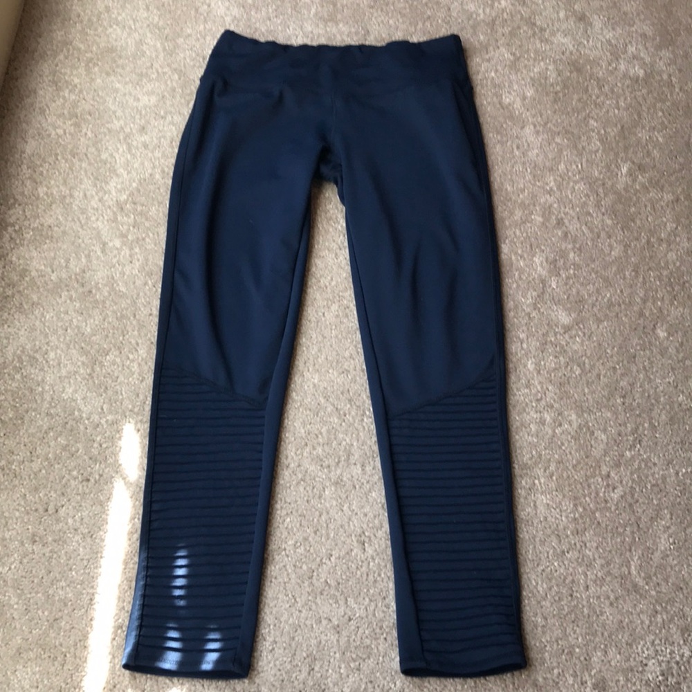 Size small Threads 4 Thought yoga pants. Good condition.